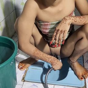 Desi bhabhi toilet me bait kar apane yaar se chudai ki