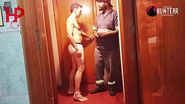 Pediu manutenção no quarto e acabou levando leitada no rabo
