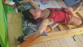 Kitzeln auf dem X Kitzelkreuz in roter Reizwäsche