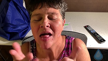DRIPDROP GRANNY T SUCKS THE DELIVERY GUY!!