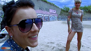 Punk babe fucked on the beach and squirting of pleasure
