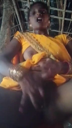 Bhabhi Yellow Saree Me Chut Dikha Rahi Hai Ungli Dal Kar Pani Nikal Diya