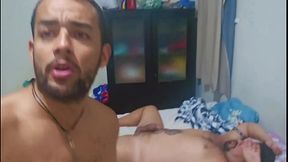 Ele me fode muito forte com seu pau grosso e me enche de porra