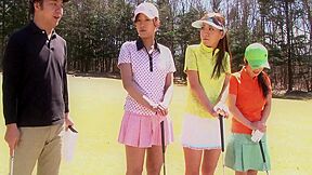 Asiatische Golfmaedchen Bekommen Extra Trainingsstunde
