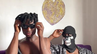 Những chàng trai trẻ đồng tính nghiệp dư nóng bỏng bú mút và bị những người đàn ông da đen có dương vật to lớn đâm vào hậu môn.