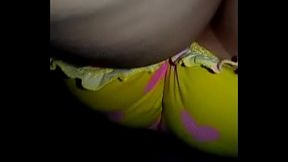 Bajo falda de la amiga de mi hermana