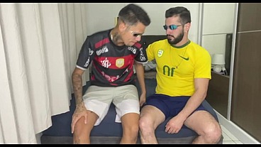MALOCA SENTANDO NA PICA DURA DO AMIGO QUE FOI ASSISTIR O JOGO. - COMPLETO