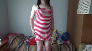 Video di una ragazza solitaria, una travestita americana matura amatoriale e formosa, che si fa scopare nel culo.