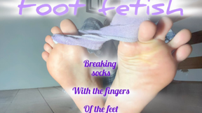 Foot fetish: Ripping stockings with toes