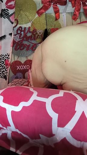 Fat Buck Big Ass Momma Pounds Her Pussy at Last