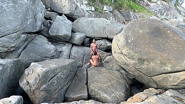 Dando pros dotados na praia de nudismo