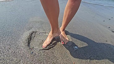 Onlymaya - Chat on the beach with passers-by and voyeurs.