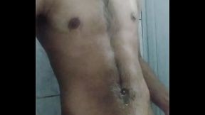 Novinho gostoso batendo punheta no banho e gozando