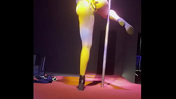 Stripper bem safadinho na boate e brincando com meu cuzinho metendo o plug