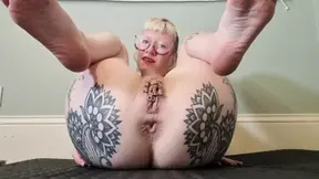 Amateur girl stretches her anal hole with toys and gets her ass fucked