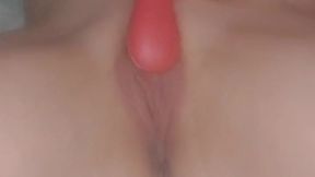 La rubia espa�ola milf espa�ola se toca su rico chocho y usa un subccionador para empalmar su gran c