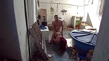 Botando na faxineira no quintal