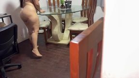 Suegra De Culo Enorme Limpia La Casa En Hilo, Penso Que Estaba Sola, Yerno La Consigue