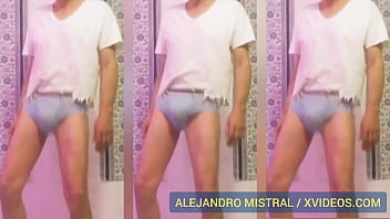 Alejandro Mistral nuevamente en calzoncillos blanco y azul