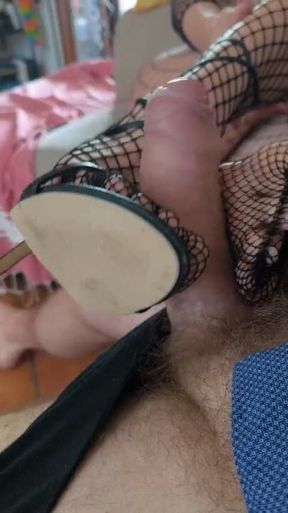 Lo sego con i tacchi e i piedini e mi sborra sulla figa - I ride him hard in heels and he cums on my pussy.
