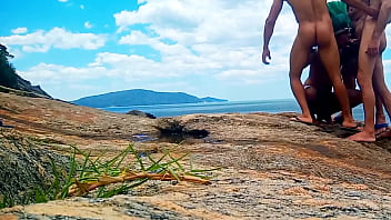 HETEROS FAZEM TRILHA NO MATO E ENCONTRAM INDIO PELADO PAUZUDO E ACABAM FAZENDO SURUBA NA PRAIA