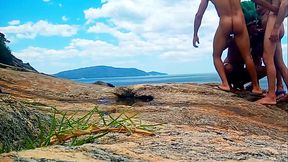 HETEROS FAZEM TRILHA NO MATO E ENCONTRAM INDIO PELADO PAUZUDO E ACABAM FAZENDO SURUBA NA PRAIA