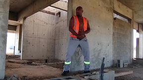 Trabalhador gozando na obra