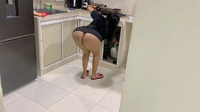 Mommy loves cooking almost as much as squirting with her stepson's cumshot on her pussy