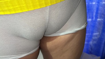 Empleada De Servicio De Enorme Vagina Se Deja Grabar Su Gran Cameltoe Por Su Jefe Al Final Se Deja Meter Los Dedos En El Culo Y Follar El Coño Por Dinero Extra