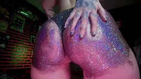 makes an oil massage and colourful glitters on her big butt