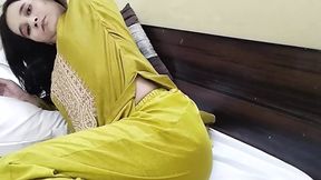 College girl ko hostle me jakar police ke samne pel diya