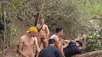 20 HOMENS S&Atilde_O FLAGRADOS FAZENDO SEXO EM PUBLICO NO MATO