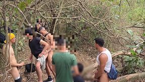 20 HOMENS S&Atilde_O FLAGRADOS FAZENDO SEXO EM PUBLICO NO MATO