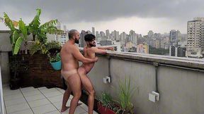fodendo o tocedor do brasil, o brasileirinho, na chuva e leitando