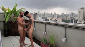 fodendo o tocedor do brasil, o brasileirinho, na chuva e leitando