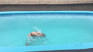 flakael gostoso de mais na piscina com uma espoxa no cuzinho peludo dele maravilhoso de mais gente assistam nao vai ser arrepender