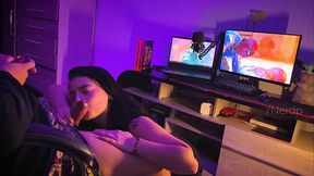 Minha amiga me viu jogando e tentou me distrair pedindo pra eu comer ela e gozar no rostinho dela