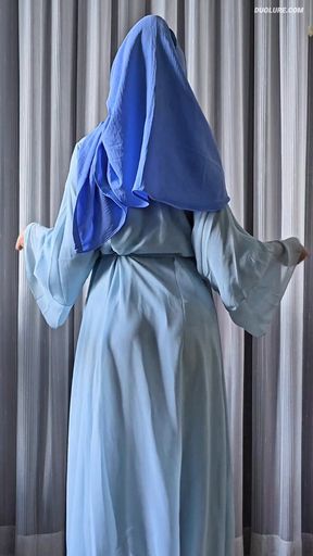 Hijabi Muslim Twerking in Blue Abaya 👗
