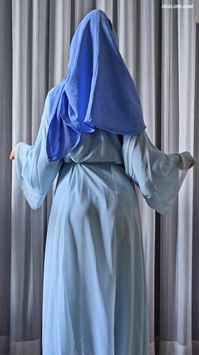 Hijabi Muslim Twerking in Blue Abaya 👗