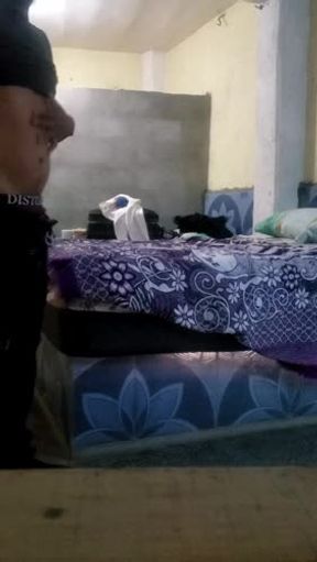 Este albañil es muy excitante y caliente. Sabe que le aguanto su peluda verga y siempre me contrata y además que se deja grabar. Disfruten de este chacal