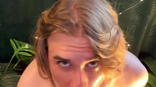 POV-video av amatør unge crossdresser-homofile i undertøy, stor pikk som får anal knulling