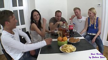 Un pranzo tra amici si trasforma in una fantastica orgia tra cazzi e fiche