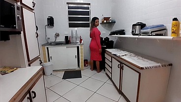Eu chamei um amigo pra vir em casa participar de uma com minha amiga Luana Souza foi uma brincadeira k rolou sexo bem gostoso