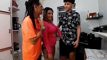 Eu chamei um amigo pra vir em casa participar de uma com minha amiga Luana Souza foi uma brincadeira k rolou sexo bem gostoso