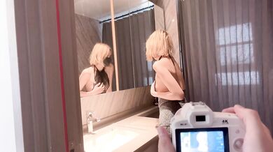 A photographer wielding the time controller encounters a beautiful model. What happens?