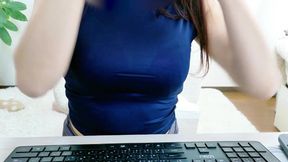 【日本人オナニー】巨乳美女が自宅で仕事中にムラムラオナニー　クンニ想像してたらお潮勝手に出ちゃった????