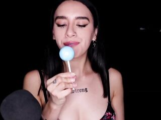 ASMR - CHUPANDO SUCIAMENTE UNA ENORME PALETA