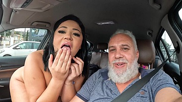A safada fez um boquete no carro andando pelas ruas de São Paulo - Sabrina Satz