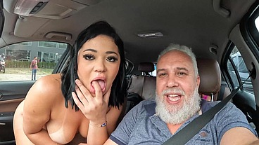 A safada fez um boquete no carro andando pelas ruas de São Paulo - Sabrina Satz