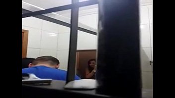 FLAGRANTE! Namorada traindo e mentindo para o corno no celular - XVIDEOS.COM